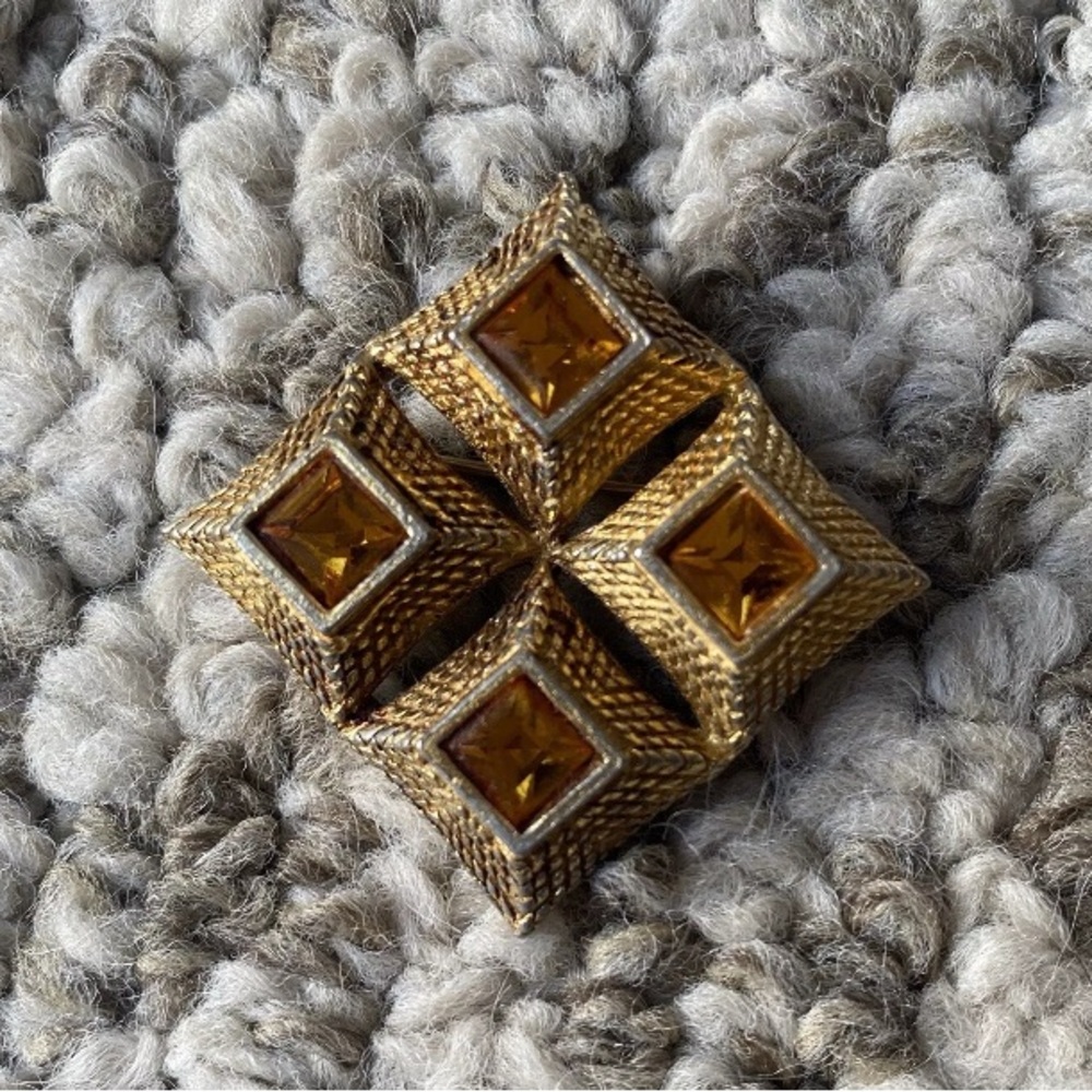 Vintage Vans Topaz Jewel Gold Tone Brooch 2784 signed
